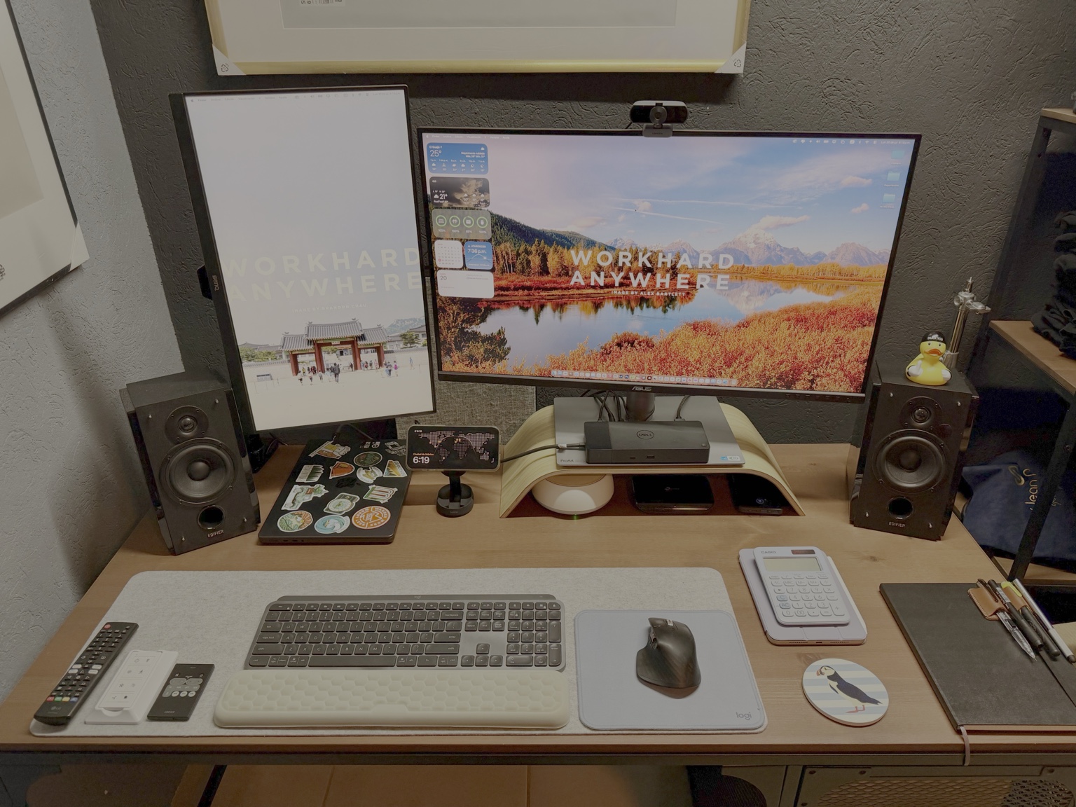 Área de trabajo de Héctor con dos monitores, teclado y herramientas digitales